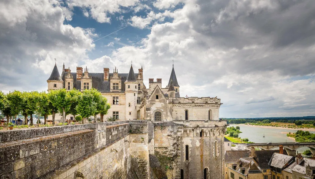 Le Château royal d'Amboise, ses remparts et la Loire, photographie du site officiel.
